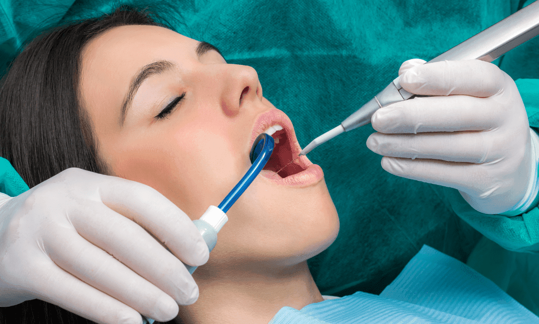 Paciente recibiendo una limpieza dental profesional con instrumental odontológico para mejorar la salud bucodental.