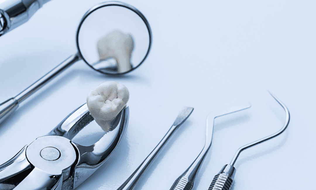 Instrumental odontológico para extracción dental, incluyendo fórceps y espejo, sobre fondo blanco clínico.