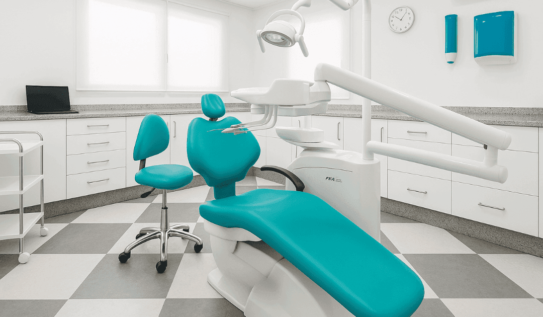 Consulta dental moderna en Clínica Dental RM en Montequinto, equipada con sillón y mobiliario blanco y turquesa.