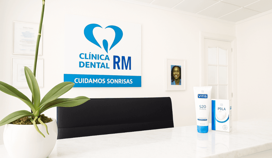 Recepción de Clínica Dental RM en Montequinto con logotipo, productos dentales y decoración blanca y azul.