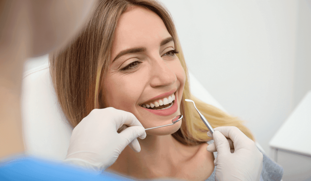 Revisión dental de una paciente en tratamiento de odontología conservadora en Clínica Dental RM en Montequinto.