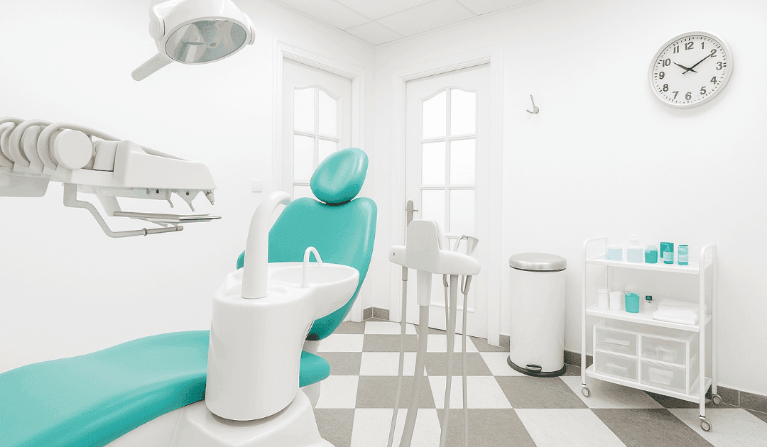 Consulta en Clínica Dental RM en Montequinto, Dos Hermanas, con sillón odontológico y material de instrumental clínico.